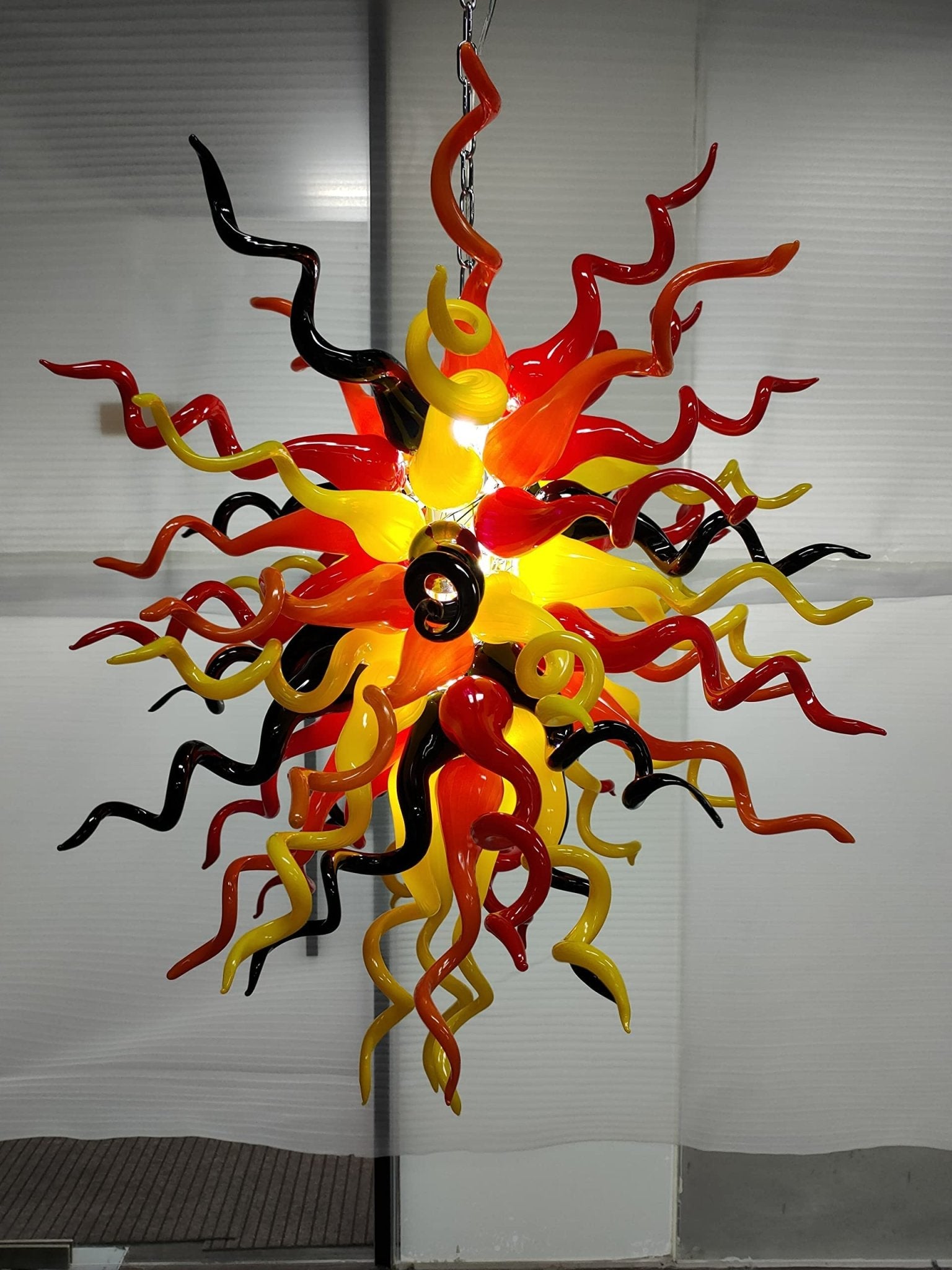 Eternal Flame Artisan Blown Glass Chandelier - Vibrant Red, Amber Yellow, and Onyx Black - BeyPan Hauptbild
