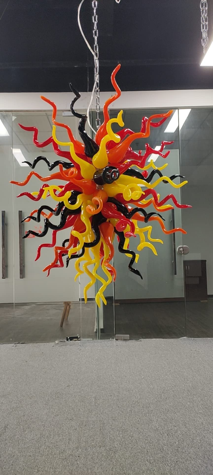 Eternal Flame Artisan Blown Glass Chandelier - Vibrant Red, Amber Yellow, and Onyx Black Zweitbild